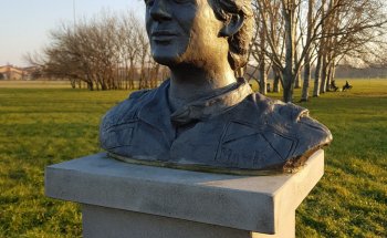 Busto de Ayrton Senna en el Parco Ferrari