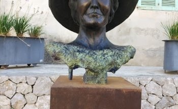 Escultura a Dorothea Bate