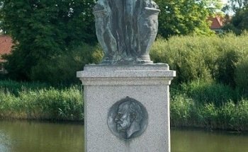 Jakob A Riis statue