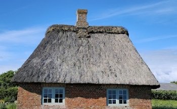 La antigua escuela en Toftum