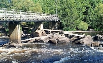 Estacionamiento junto al río