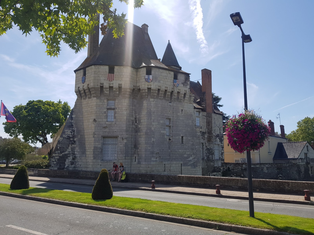 Castillo-Museo de tocados y tradiciones