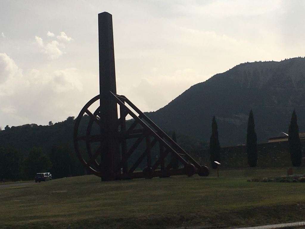 Escultura de Pomodoro