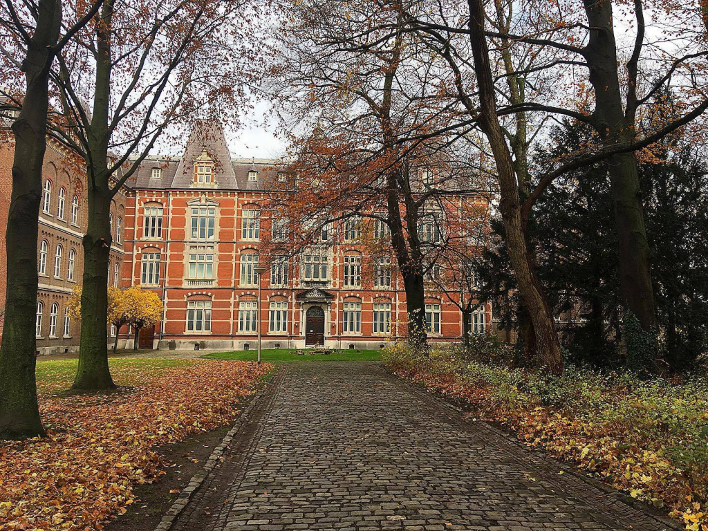 Museo Het Ursulinenconvent/ Museo Familiar/ Café y Tienda/ Dubois/ Jardín del Farmacéutico/ VVV/ Cerveceros Breuster