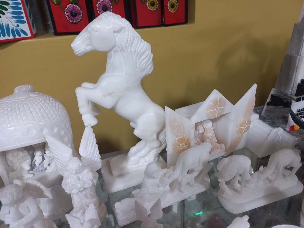 Taller De Esculturas En Piedra De Huamanga- Julio Gálvez