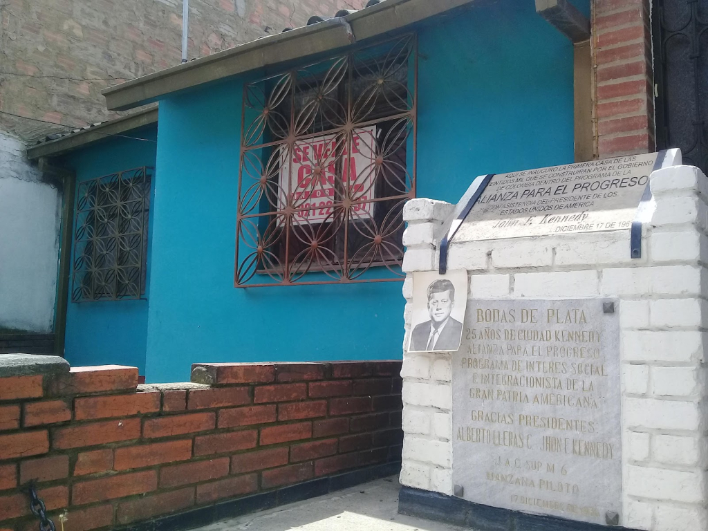 Primera Casa de Ciudad Kennedy y placa de inauguración