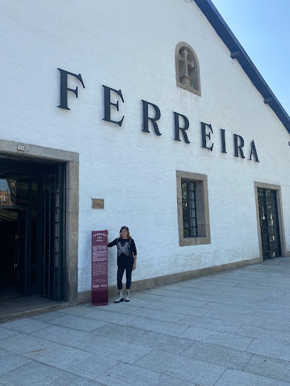 Cueva Ferrera y Aparcamiento de Autobuses