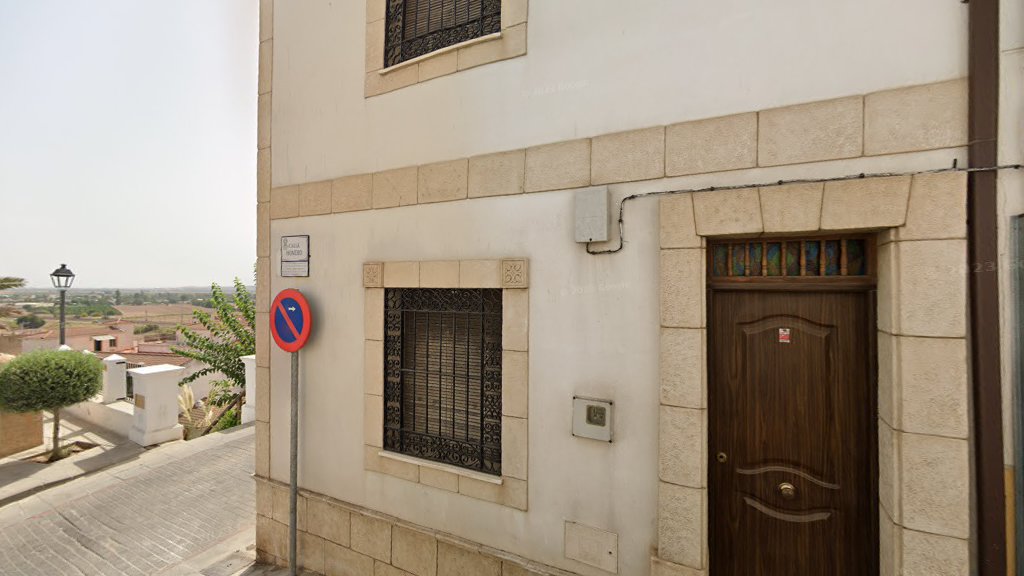 Exposición de máquinas de coser y carteles taurinos