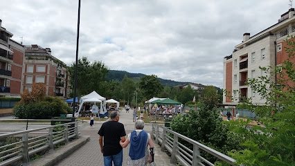 Escultura recordando a Enrike Renteria