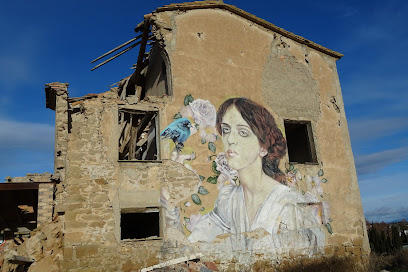 Graffiti Lyli Brik Sobre Tapia