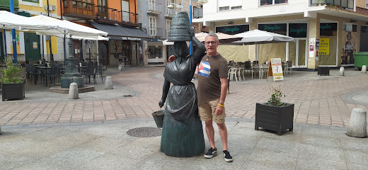 Estatua mujer con cubeta de agua