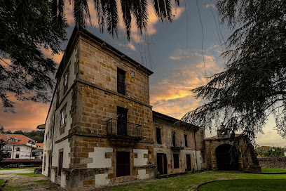 Casona / Museo Jesús De Monasterio