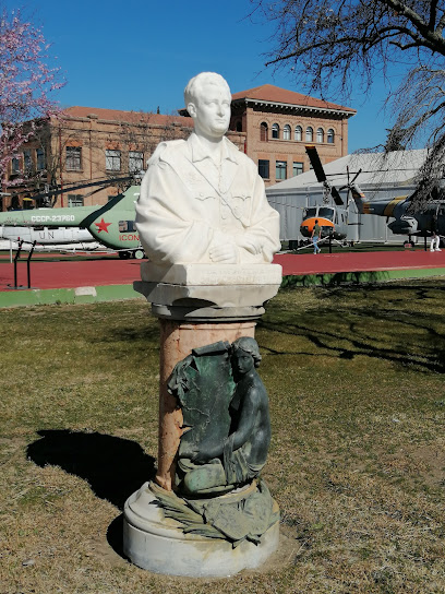 Busto La Infantería al comandante Franco