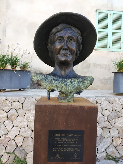 Escultura a Dorothea Bate