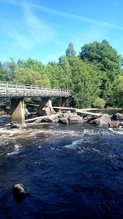 Estacionamiento junto al río