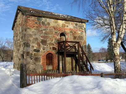 Gillestugan junto a la iglesia de Forsa