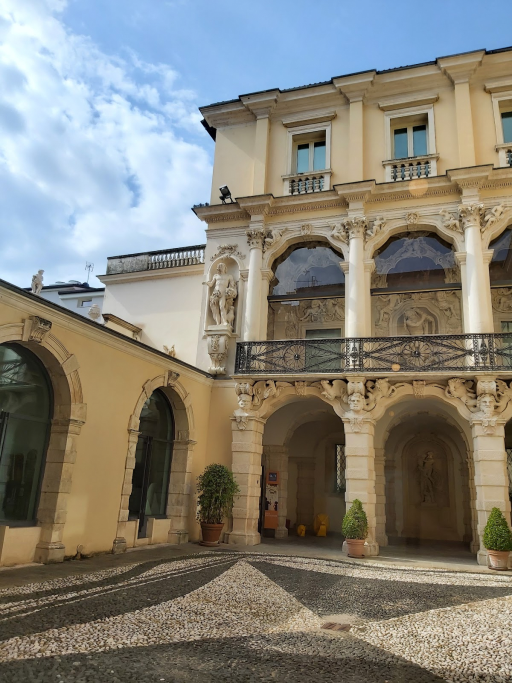 Palacio Leoni Montanari